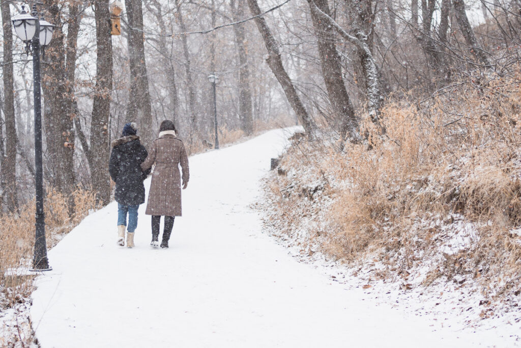 Две женщины на прогулке по зимнему парку