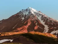 Экстренные службы МЧС спасли геолога после лавины на Камчатке ekstrennye sluzhby mchs spasli geologa posle laviny na kamchatke-lavi-su-0