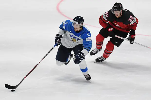 Энтони Манта (справа)