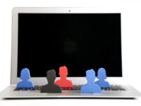 Как мы пришли от одного лучшего друга к группе поддержки? Фигурки людей на клавиатуре ноутбука