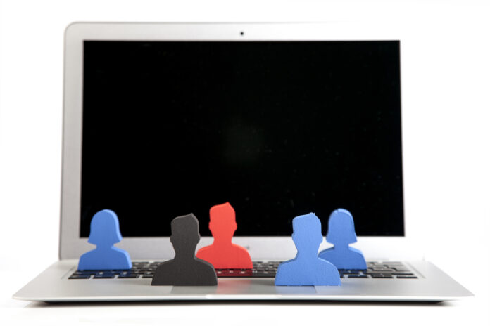 Фигурки людей на клавиатуре ноутбука