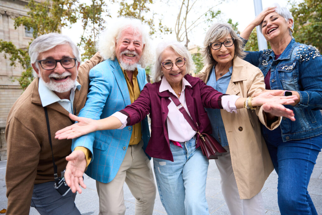Группа весёлых пожилых людей