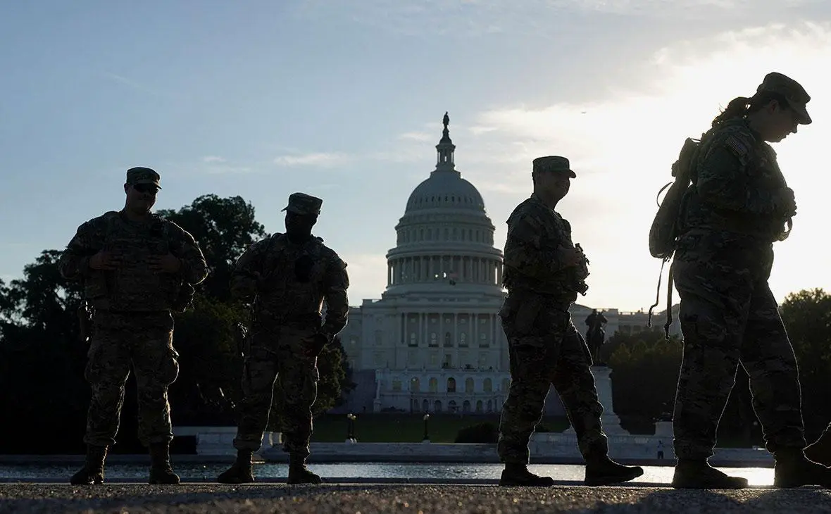 Военнослужащие Национальной гвардии на фоне Капитолия в первый день частичного прекращения работы правительства в Вашингтоне, США, 1 октября 2025 года (Nathan Howard / Reuters)