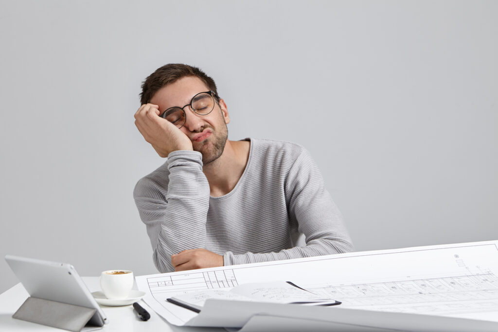 Измученный сонный бородатый мужчина