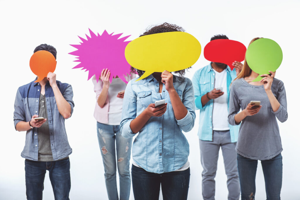 Люди с баббл-спичами и гаджетами