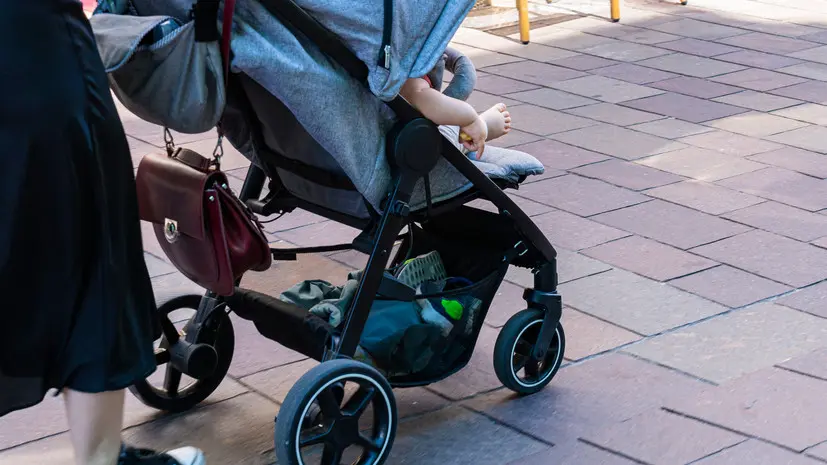 Юрист Китаев пояснил, грозит ли штраф за хранение коляски на площадке