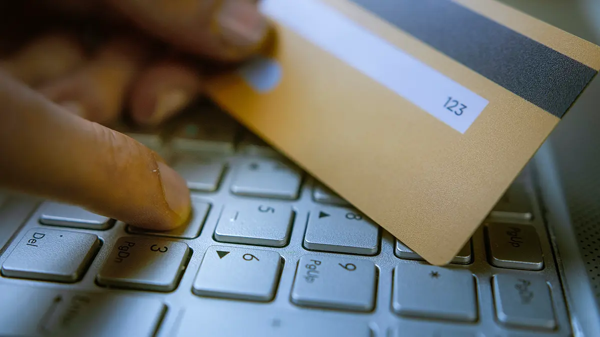 В МВД рассказали, как мошенники заставляют россиян оформлять кредитные карты