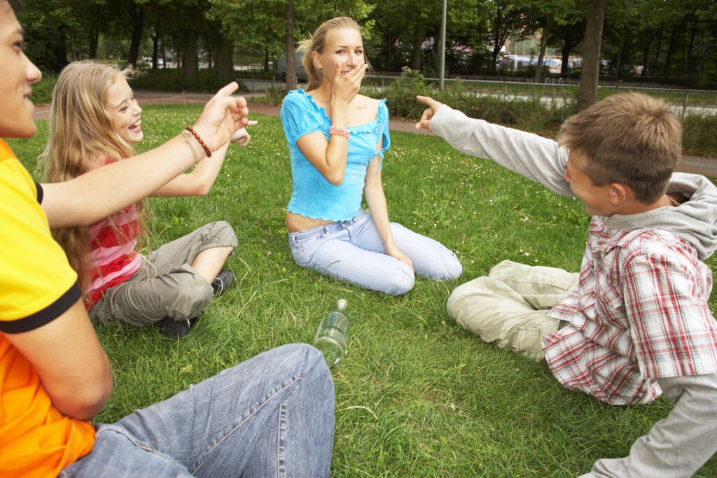 Подростки играют в парке