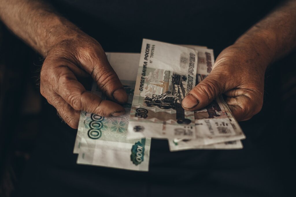 Руки человека, считающего бумажные деньги
