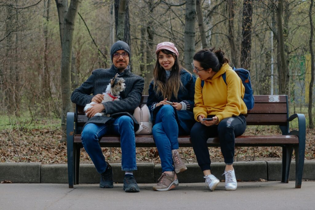 Друзья сидят на скамейке в парке