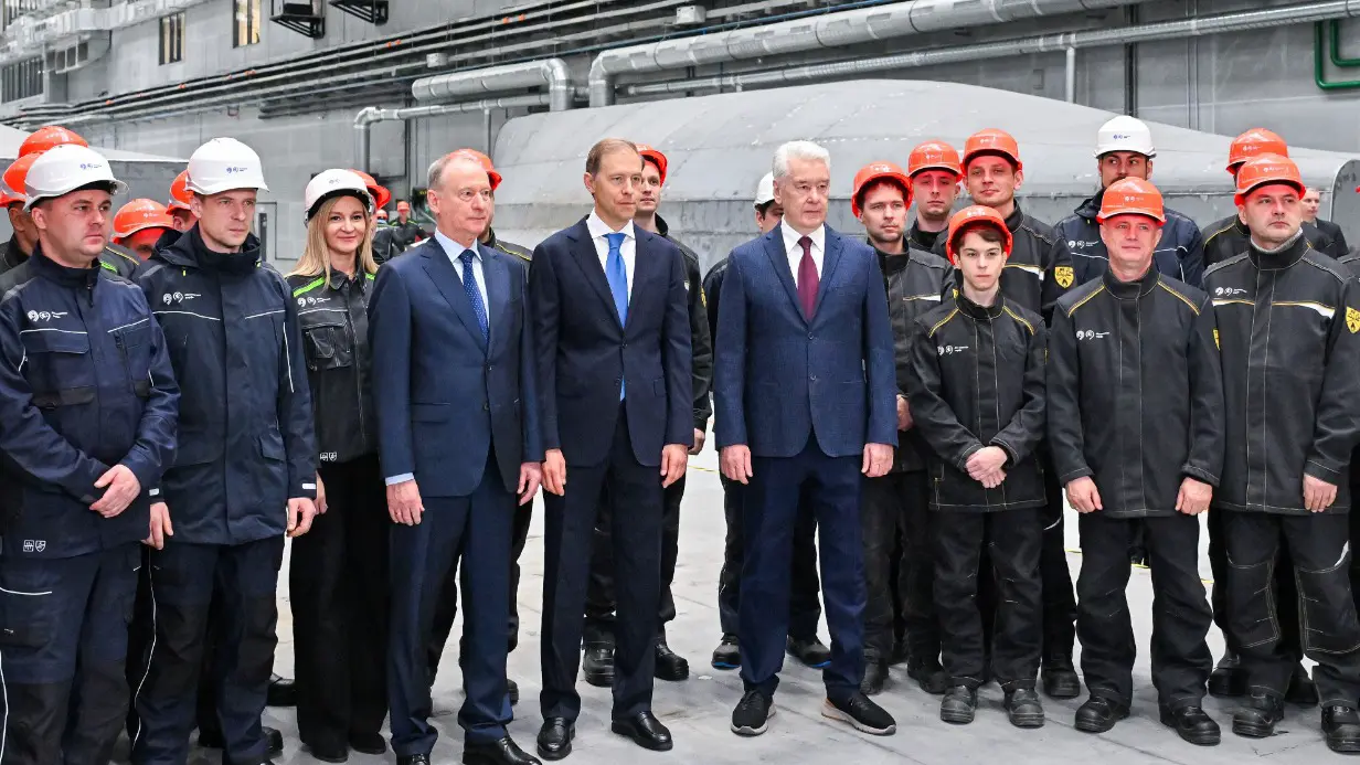 Помощник президента России Николай Патрушев, первый зампред правительства РФ Денис Мантуров и мэр Москвы Сергей Собянин на открытии новой судостроительной верфи на Москве-реке