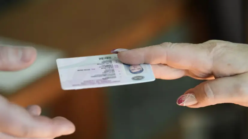 Отказ снять обложку с прав грозит российским водителям арестом на 15 суток