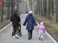 Сургут преобразился благодаря арт-объекту «Зеркальный лес» в парке «За Саймой» surgut preobrazilsya blagodarya artobektu zerkalnyj les v parke za sajmoj-lavi-su-0