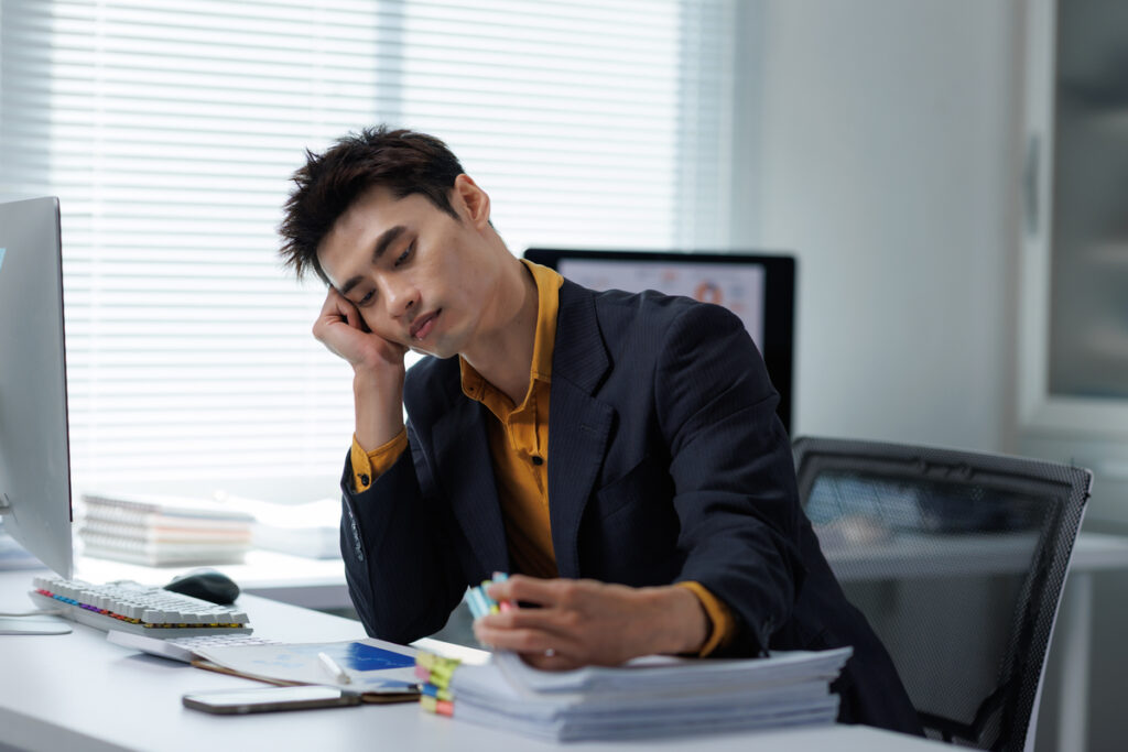 Уставший мужчина на работе