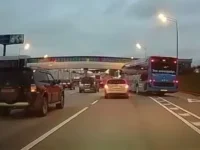 Водитель электробуса Мосгортранса временно отстранен после инцидента на Калужском шоссе voditel elektrobusa mosgortransa vremenno otstranen posle inczidenta na kaluzhskom shosse-lavi-su-0