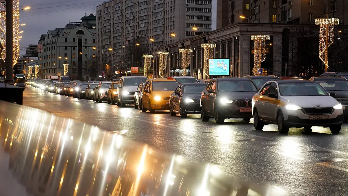 Столичных водителей призвали отложить поездки на автомобиле вечером 2 декабря