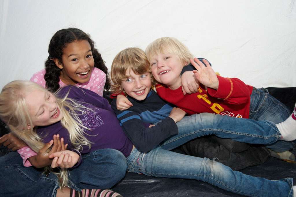 Дети играют в палатке