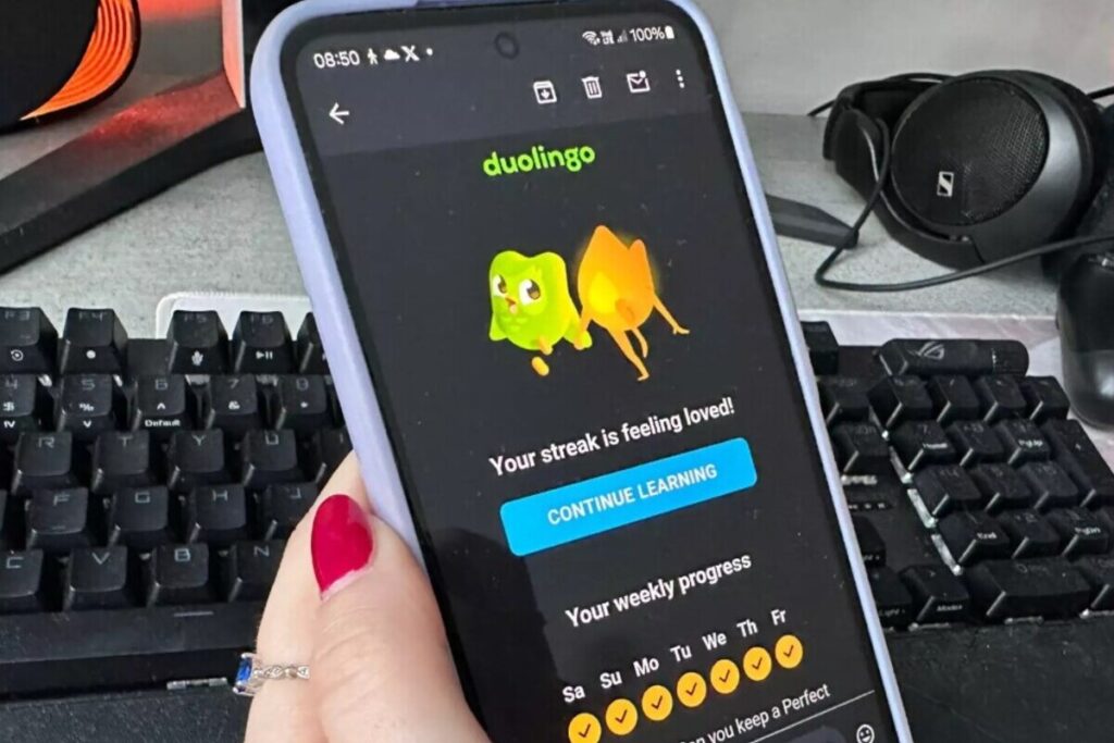 Девушка использует Duolingo