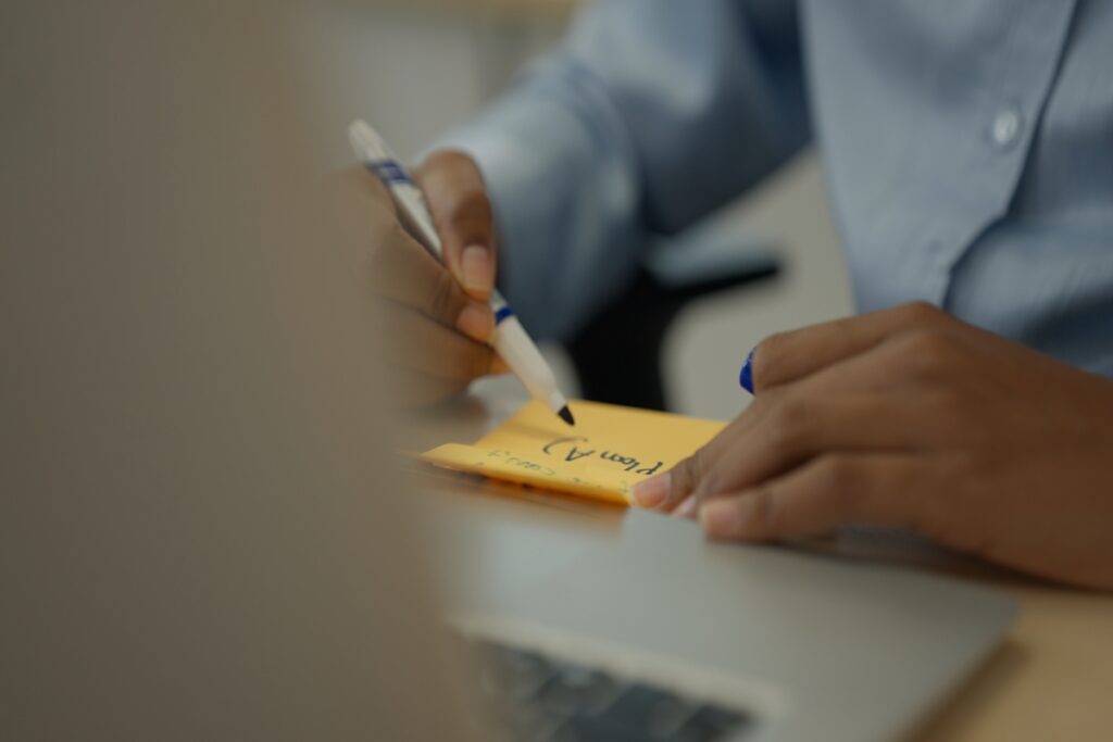 Девушка пишет что-то на листе бумаги