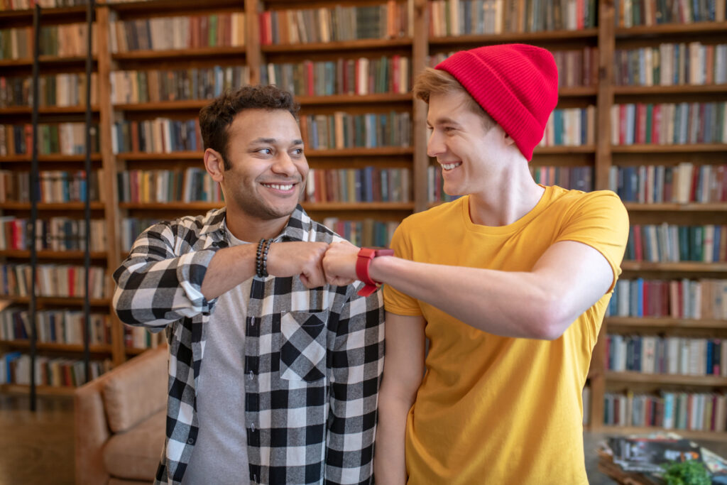 Два парня приветствуют друг друга