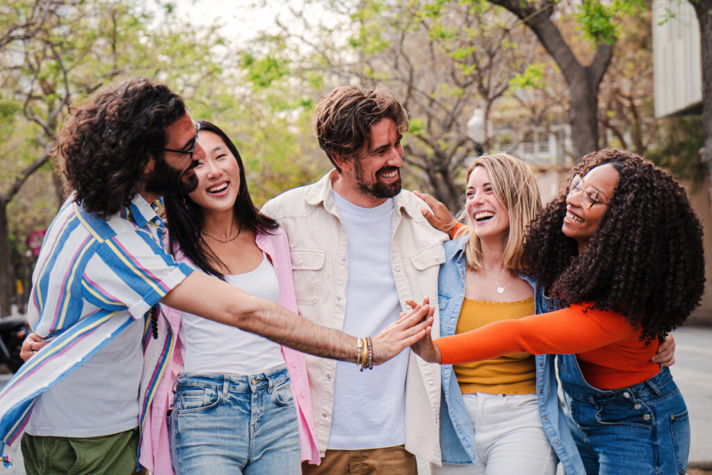 Группа счастливых друзей на улице