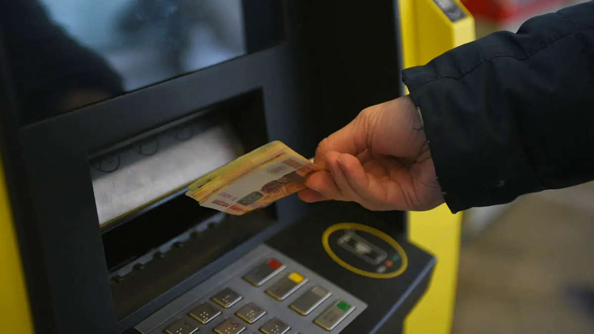 Молодые люди по указке аферистов напали в Москве на мужчину, снявшего 700 тысяч