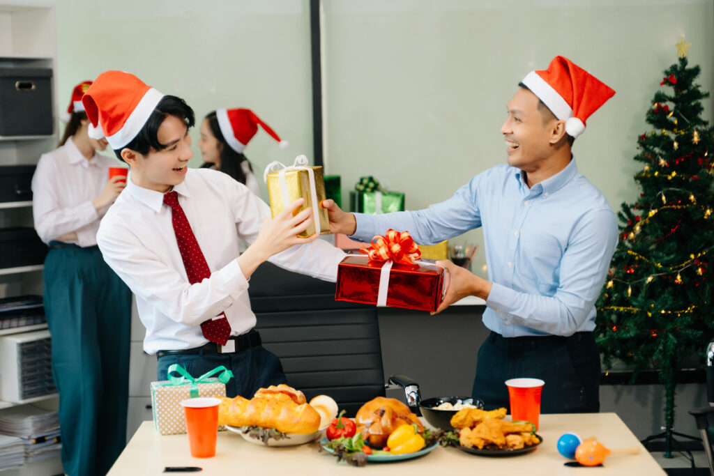 Коллеги празднуют новый год, дарят подарки