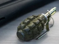 Мустафа Гагиев с гранатой в момент противостояния ВСУ под Красноармейском mustafa gagiev s granatoj v moment protivostoyaniya vsu pod krasnoarmejskom-lavi-su-0