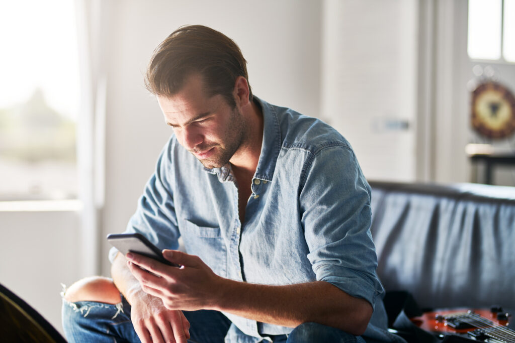 Мужчина читает в телефоне