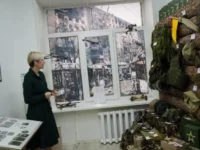 Открытие музея в Троицкой школе №50 впечатлило гостей выставкой «Время СВОих» otkrytie muzeya v troiczkoj shkole 50 vpechatlilo gostej vystavkoj vremya svoih-lavi-su-0