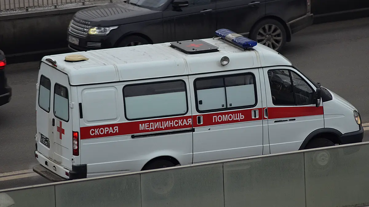 Петербуржец сломал ноги, пытаясь достать звезду с елки для возлюбленной