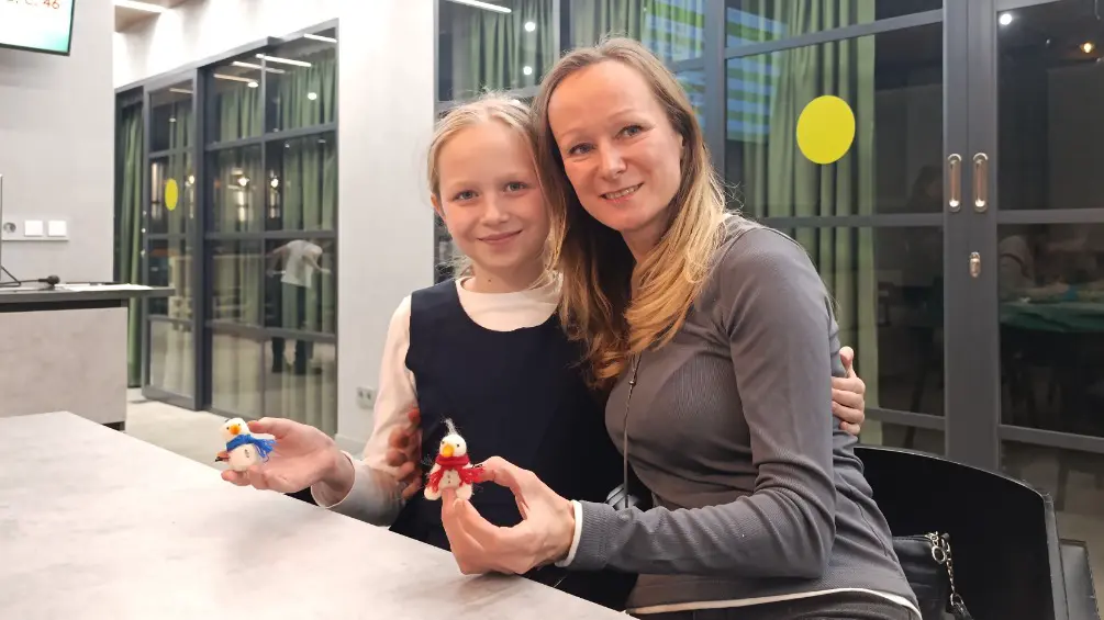 Участницы мастер-класса по созданию снеговичков в Центре поддержки участников СВО и членов их семей Светлана и Ольга Никитины (фамилия изменена по просьбе героев)