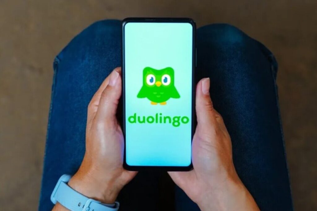 Телефон с открытым приложением Duolingo