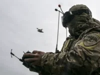 Ушкуйник и КВН Чадаева показали, как оптоволоконный дрон уничтожил технику ВСУ ushkujnik i kvn chadaeva pokazali kak optovolokonnyj dron unichtozhil tehniku vsu-lavi-su-0