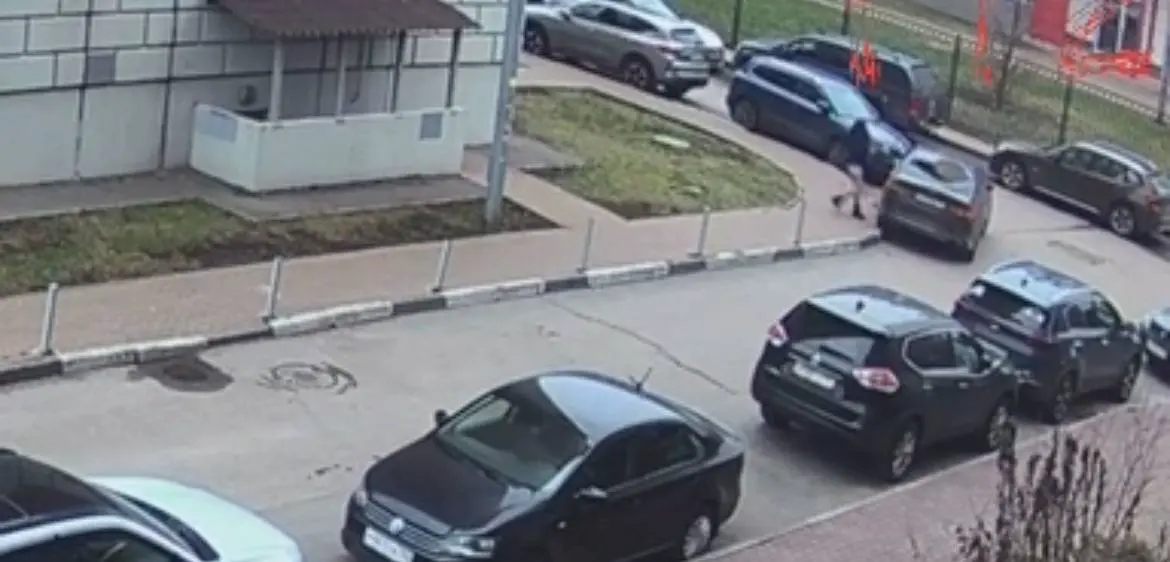 Появилось видео, как женщина метнула крышку канализационного люка в иномарку