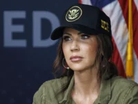 ICE и Кристи Ноэм ужесточают контроль гражданства при Трампе i kristi noem uzhestochayut kontrol grazhdanstva pri trampe-lavi-su-0