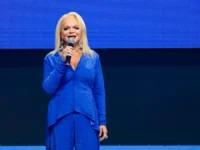 Лариса Долина и Сергей Дворцов празднуют успех в «Люстра баре» larisa dolina i sergej dvorczov prazdnuyut uspeh v lyustra bare-lavi-su-0