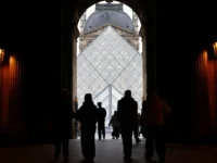 Лувр временно закрыт, но его директор Лоранс де Кар продолжает радовать luvr vremenno zakryt no ego direktor lorans de kar prodolzhaet radovat-lavi-su-0