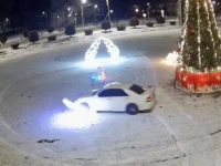 Региональное МВД в Приморье оперативно расследует дорожный инцидент у ёлки regionalnoe mvd v primore operativno rassleduet dorozhnyj inczident u yolki-lavi-su-0