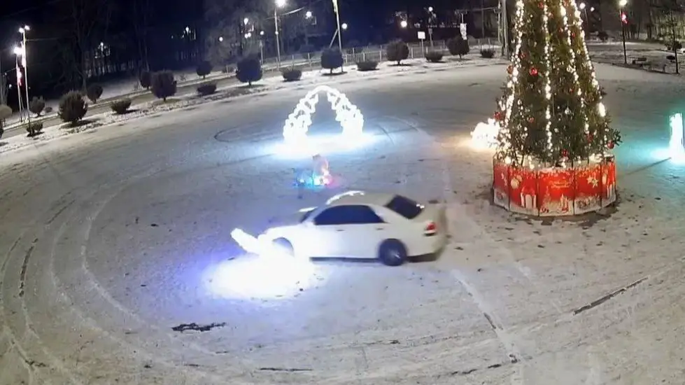 Автомобилист из Приморья протаранил новогодние конструкции и скрылся