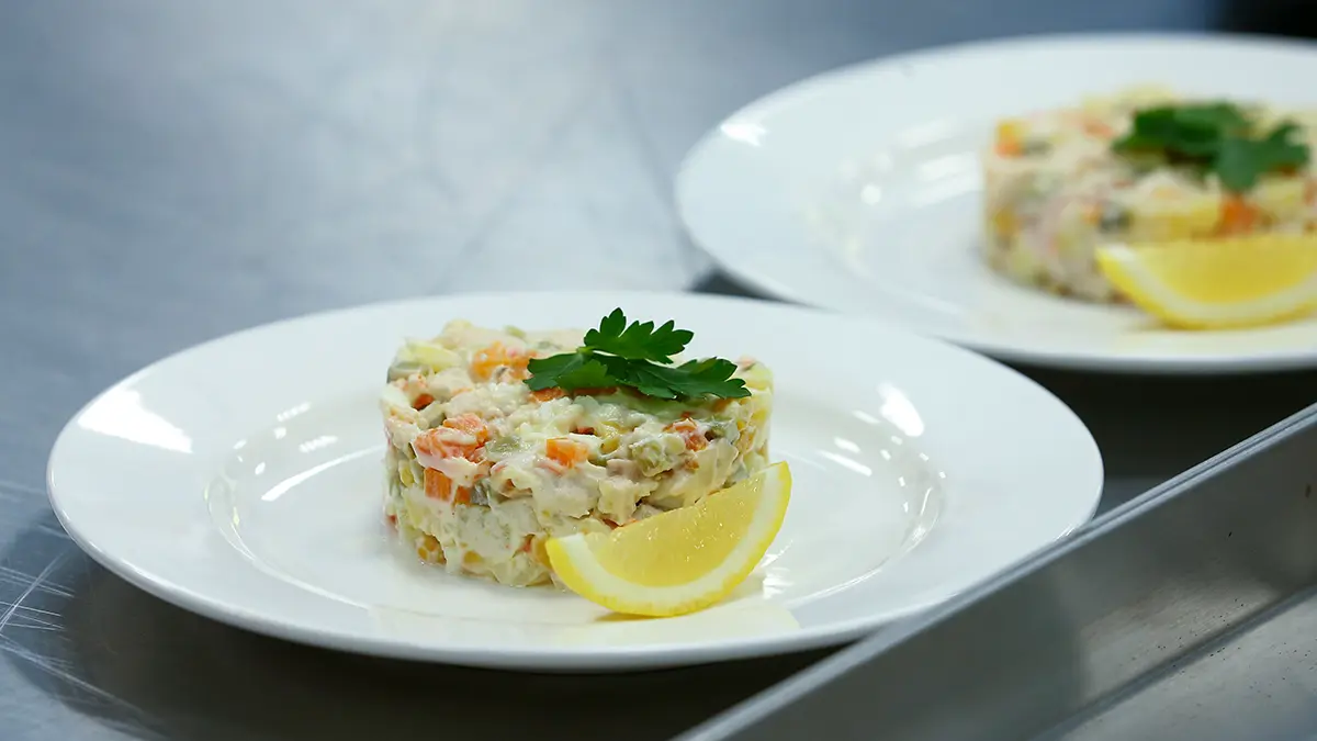 В Госдуме попросили включить оливье и заливное в новогоднее меню школьных столовых