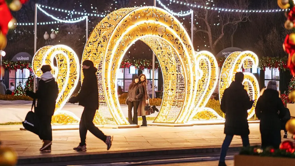 Сверкающие арки-тоннели и космическая елка: как украсили парки Москвы