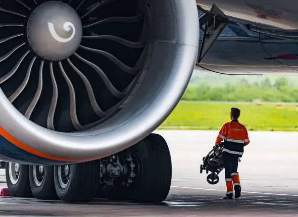 Самолёт в аэропорту Илья Аверьянов, ИА PrimaMedia