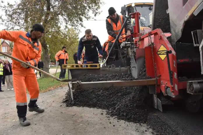 Денис Паслер дал старт ремонту 200 км дорог в Свердловской области-0