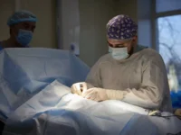 Эдуард Зиганшин удалил гигантскую миому во Владивостоке eduard ziganshin udalil gigantskuyu miomu vo vladivostoke-lavi-su-0