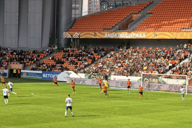 Футболисты из ФК "Урал" играют на поле