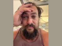 dzhejson momoa pokinul gavaji on vdohnovlyaet molitvami posle navodneniya-lavi-su-0