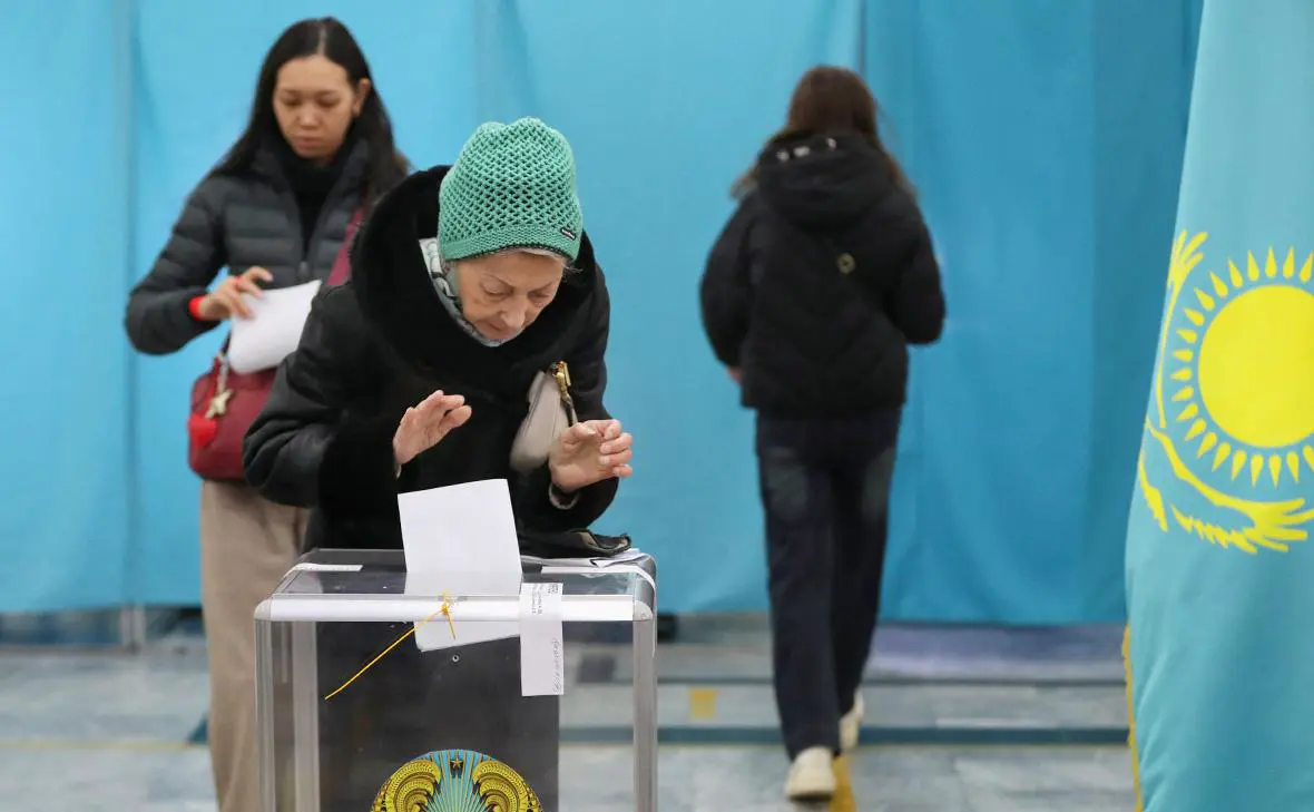 Люди голосуют на избирательном участке во время референдума по новой конституции в Алматы, Казахстан (Павел Михеев / Reuters)