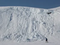 na munkusardyk lavina mchs spasaet turistov v buryatii-lavi-su-0