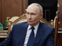 Путин узнал о депутате из Дагестана, добровольно остающемся в зоне СВО putin uznal o deputate iz dagestana dobrovolno ostayushhemsya v zone svo-lavi-su-0